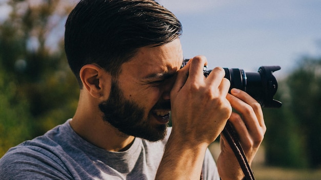 Fotograf robiący zdjęcia kamerą cyfrową na świeżym powietrzu