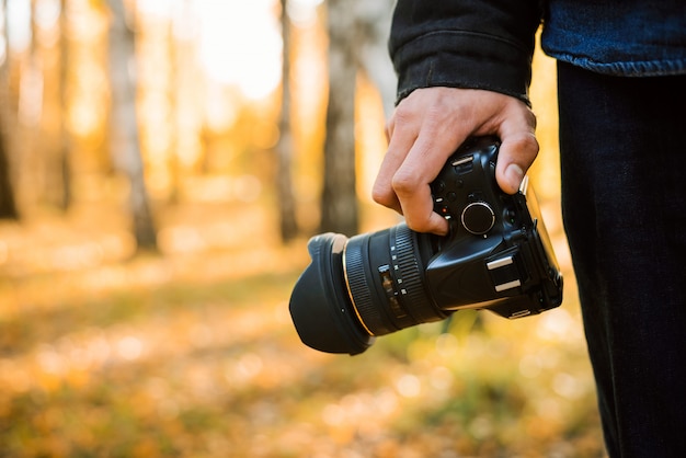 fotograf trzymając aparat w ręku