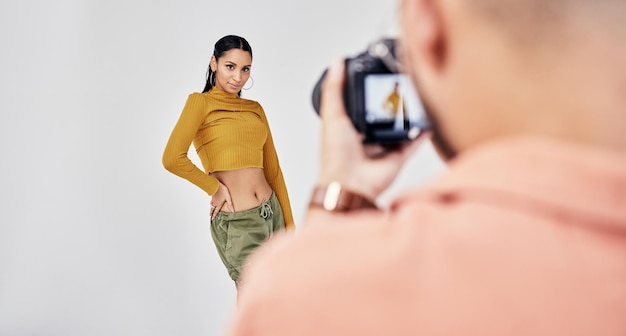 Zdjęcie fotograf z aparatem i fotografia z modelką kobiety w studio do kreatywnej reklamy i wizerunku media za kulisami i profesjonalny mężczyzna z dziewczyną i sprzętem do robienia zdjęć