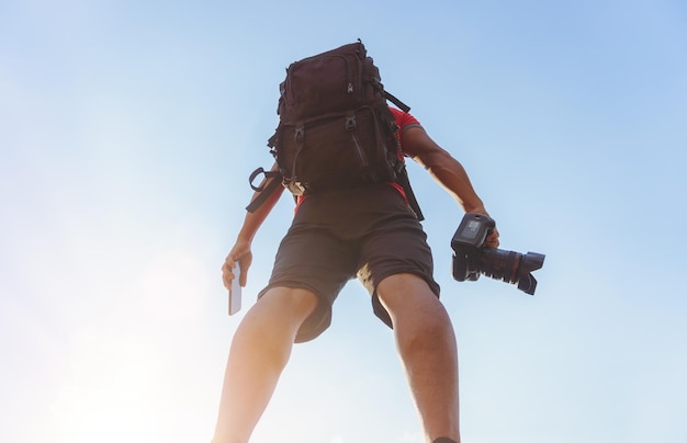 Fotograf z aparatem robi zdjęcie zachodu słońca