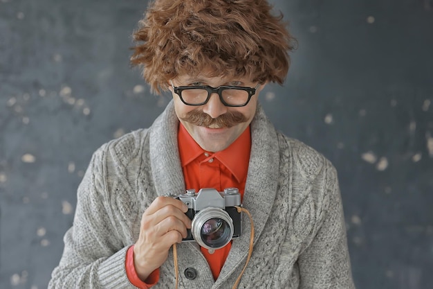fotograf z zabytkowym aparatem analogowym, mężczyzna z wąsami, zabawna fotografia do nauki obrazu