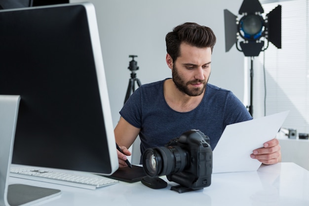 Fotograf Za Pomocą Tabletu Graficznego Przy Biurku