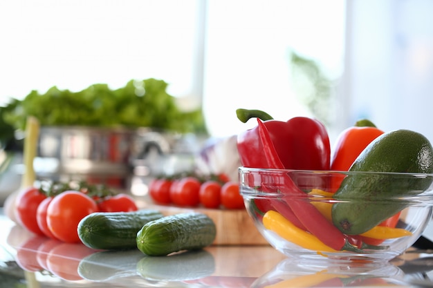 Fotografia asortymentu świeżych surowych papryczek chili