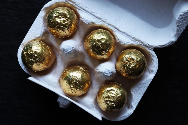 Fotografia czekoladowych jajek wielkanocnych owiniętych w złotą folii do ilustracji żywności