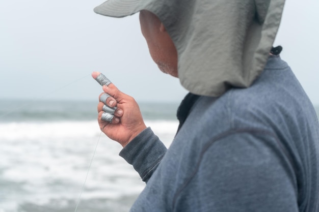 Fotografia de pescador artesanal en la playa del Peru.