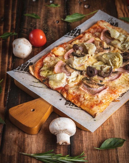 Zdjęcie fotografia de pizza en una mesa de madera con componentes frescos autorstwa yuri ugarte cespedes