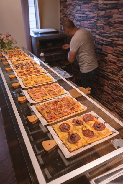 Zdjęcie fotografia de pizza en una mesa de madera con componentes frescos autorstwa yuri ugarte cespedes