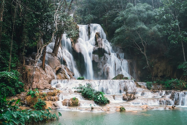 Fotografia długoczasowa wodospadu Tad Kuang Si, Lungprabang, Lao. Piękne zdjęcie egzotycznego krajobrazu Azji. najwyższy wodospad w Laosie.