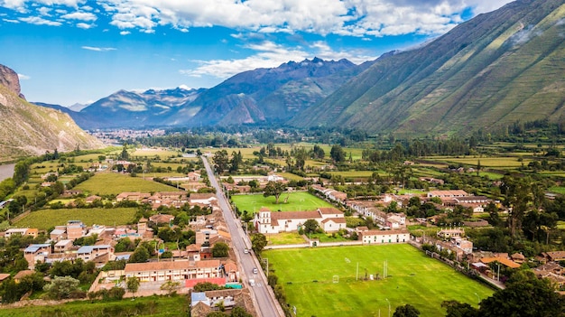 Fotografia dronem miasta w Świętej Dolinie Inków w mieście Cusco