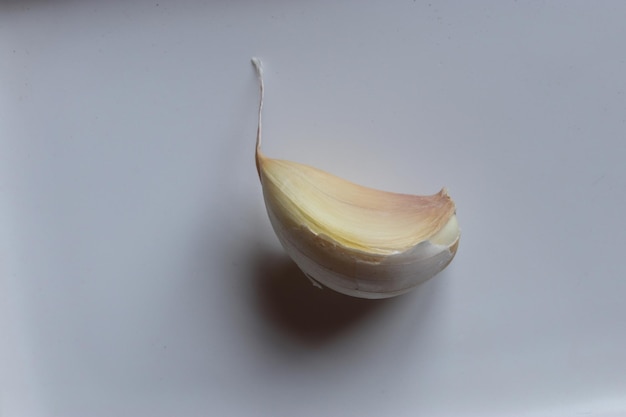 Fotografia izolowanego ząbka czosnku do ilustracji żywności