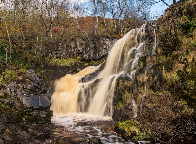 Fotografia krajobrazowa wodospadu, gór, lasu, skał, mchu, jesieni, Loup of Fintry, Szkocja