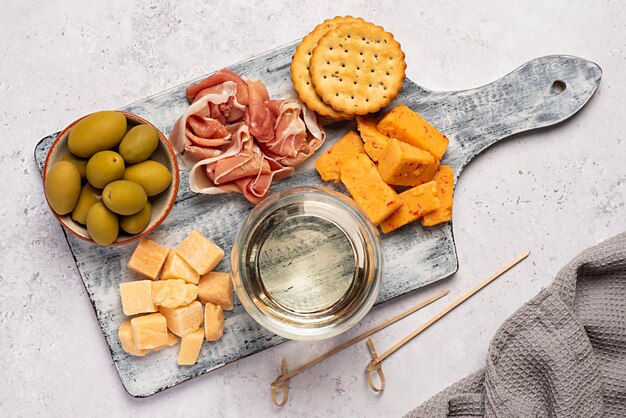 Fotografia kulinarna antipasto z białego wina, sera, szynki serrano, prosciutto z oliwek, parmezanu cheddar