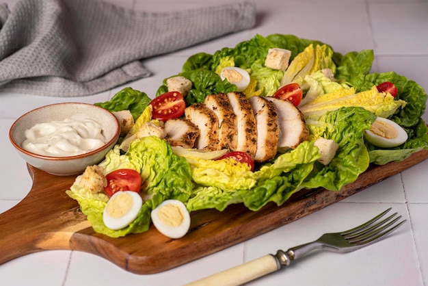 Fotografia kulinarna sałatki cezar z kurczakiem