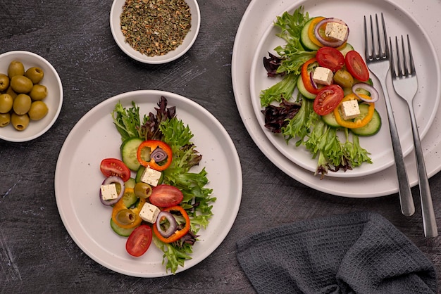 Fotografia kulinarna sałatki z fetą i warzywami