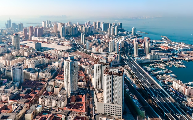 Fotografia lotnicza architektonicznej panoramy krajobrazu w zatoce Qingdao