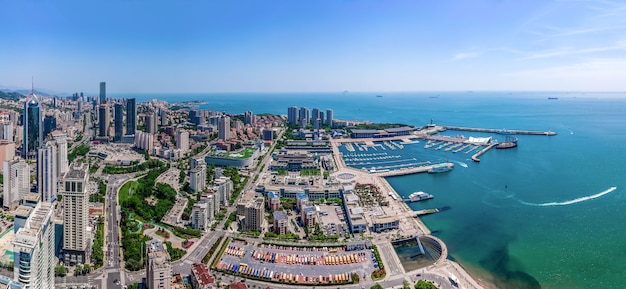 Fotografia lotnicza architektonicznej panoramy krajobrazu wzdłuż miejskiego wybrzeża Qingdao