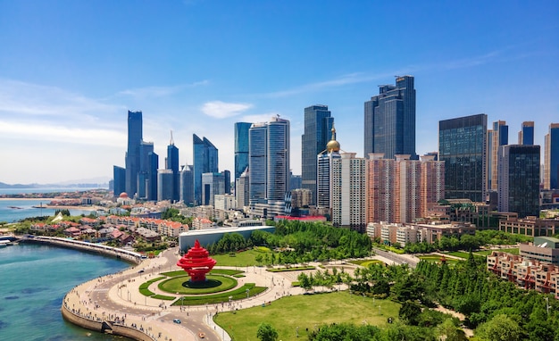 Fotografia lotnicza architektonicznej panoramy krajobrazu wzdłuż miejskiego wybrzeża Qingdao