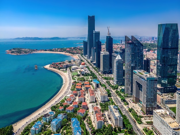 Fotografia lotnicza architektonicznej panoramy krajobrazu wzdłuż miejskiego wybrzeża Qingdao