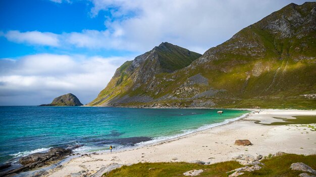 fotografia lotnicza długowłosej dziewczyny spacerującej po słynnej plaży haukland w norwegii na lofotach