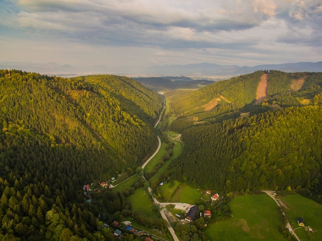 Fotografia lotnicza krętych dróg