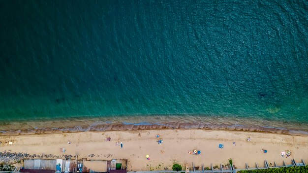 Fotografia lotnicza morza i piaszczystej plaży za pomocą drona