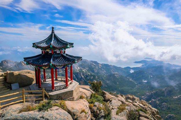 Fotografia lotnicza naturalnej scenerii gigantycznych szczytów góry Laoshan w Qingdao