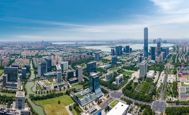 Fotografia lotnicza nowoczesnego krajobrazu architektonicznego na wschodzie jeziora Suzhou