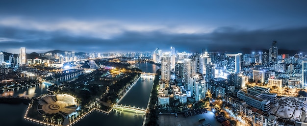 Fotografia lotnicza nowoczesnego krajobrazu miasta w nocy Xiamen, Chiny