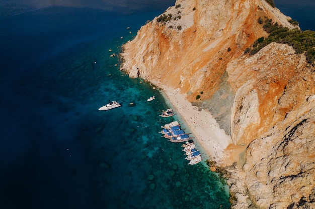 Fotografia lotnicza o zachodzie słońca w tureckim mieście Kemer