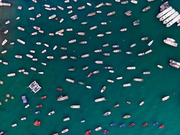 Zdjęcie fotografia lotnicza oceaniczna łódź rybacka