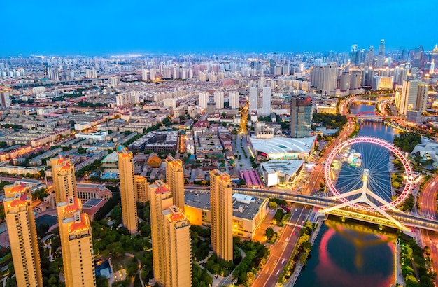 Fotografia lotnicza panoramy nocnej sceny miejskiego krajobrazu architektonicznego Tianjin