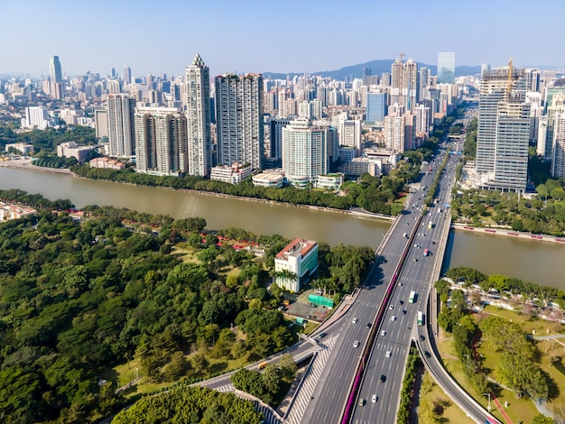 Fotografia lotnicza panoramy nowoczesnego miejskiego krajobrazu architektonicznego w Guangzhou w Chinach