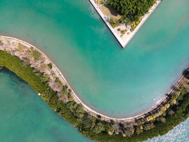 Fotografia lotnicza plener miejski park nad jeziorem kwadratowa sceneria