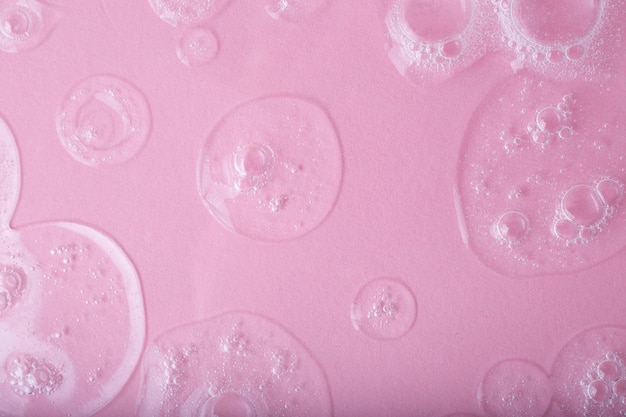 Fotografia makro szampańskiego rozmazu na malinowo-różowym tle