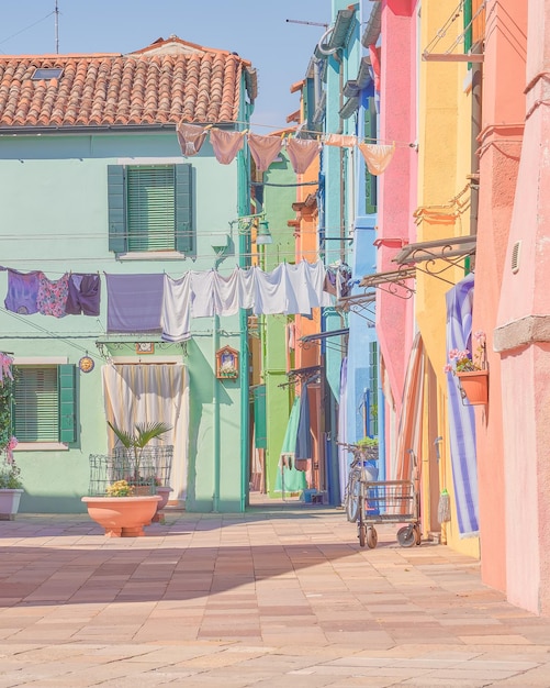 Fotografia malowniczej i słynnej kolorowej ulicy Buranoitaly w stylu kinematograficznym