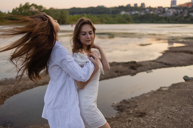 Fotografia mody na zewnątrz pięknej artystycznej damy nad rzeką