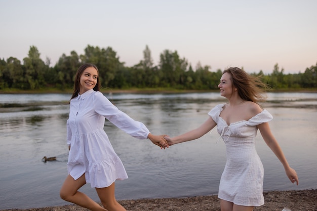 Zdjęcie fotografia mody na zewnątrz pięknej artystycznej damy nad rzeką