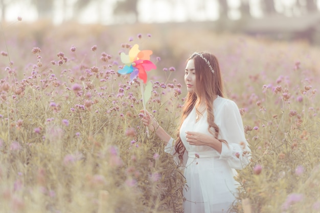 Fotografia mody plenerowej młodej pięknej damy w jesienny krajobraz z suchymi kwiatami.
