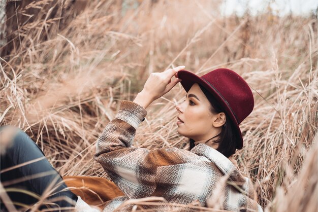 Fotografia Mody Plenerowej Młodej Pięknej Damy W Jesienny Krajobraz Z Suchymi Kwiatami