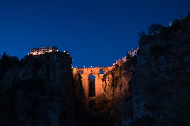 Fotografia mostu w Rondzie o zmroku Ronda Andalusia Hiszpania
