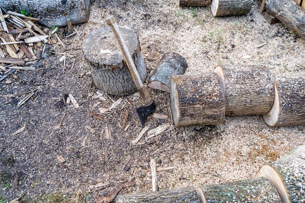 Fotografia na temat duża stalowa cioska z drewnianą rękojeścią