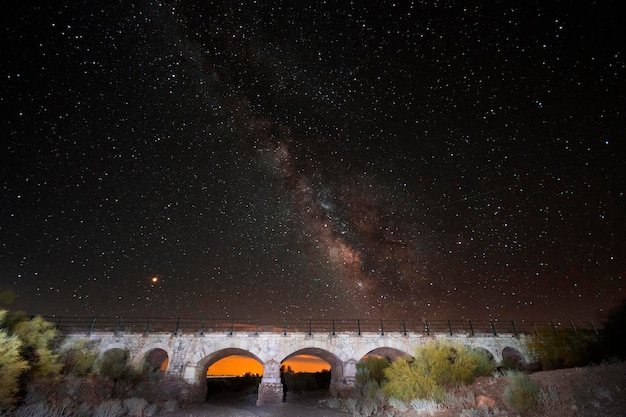 Fotografia nocna - Droga Mleczna nad starym mostem.