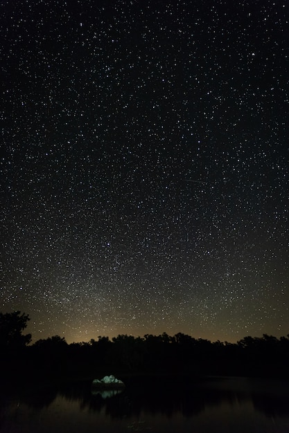 Fotografia nocna w naturalnym obszarze Aceituna. Hiszpania.