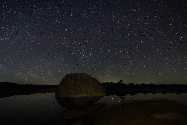 Fotografia nocna w naturalnym obszarze Barruecos. Extremadura. Hiszpania.