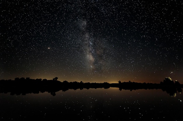 Fotografia nocna z Drogą Mleczną w naturalnym obszarze Barruecos Estremadura Hiszpania