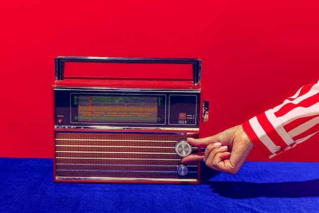 Zdjęcie fotografia pop-artowa kolorowa fotografia radia w stylu retro na niebieskim czerwonym tle
