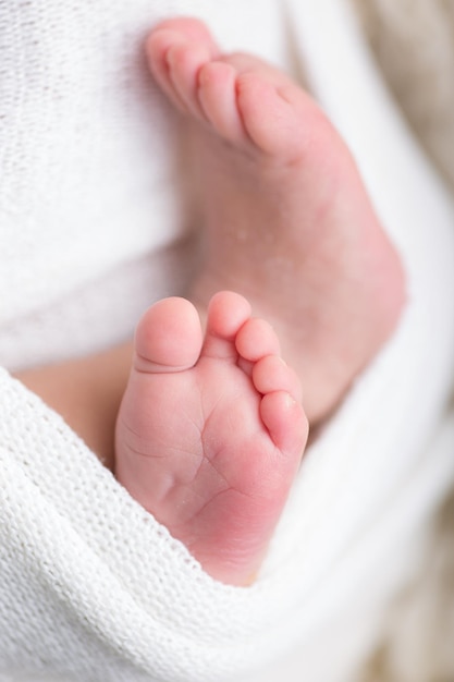 Zdjęcie fotografia portretowa nowo narodzonych stóp niemowląt