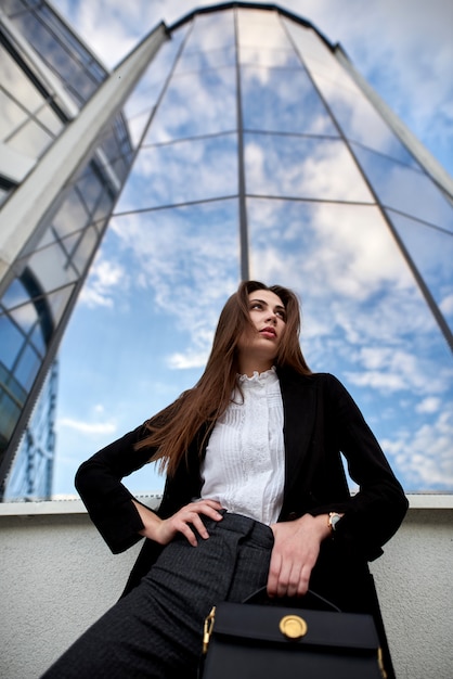 Fotografia śliczna Kaukaska Brunetki Kobieta Na Miasto Ulicie W Czarnym żakiecie Podczas Gdy Chodzący Outdoors Stoi Dobrze