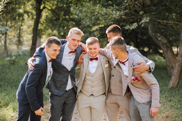 Zdjęcie fotografia ślubna pan młody i jego przyjaciele