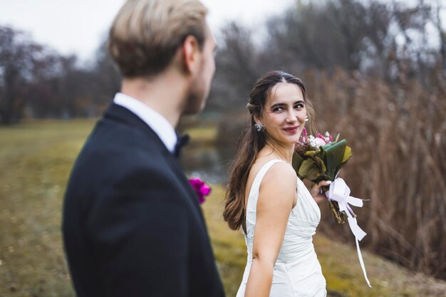 Fotografia ślubna panny młodej i pana młodego w plenerze